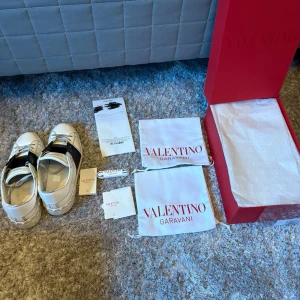 Valentino Garavani Open  - Säljer ett par Valentino Garavani Open sneakers som är väldigt bra skick de som följ med är två Dustbag box extra snören kort och kvitto har du några frågor är de bara att höra av sig 
