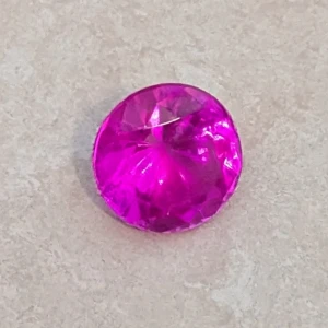 Rosa leksaks diamant/ leksaks ädelsten av PLAST  - Snygg i intensiv rosa färg av PLAST 