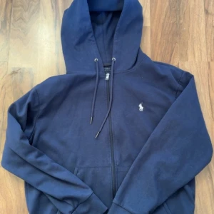 Ralph lauren zip  - Säljer min ralph lauren zip hoodie i storlek L då den är lite för stor för mig