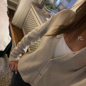 Beige stickad kofta från Marc O'Polo - Super snygg grå/beige stickad kofta från Marc O'Polo i storlek XS. Mycket bra skick, då den knappast är använd. Kan diskutera pris💛