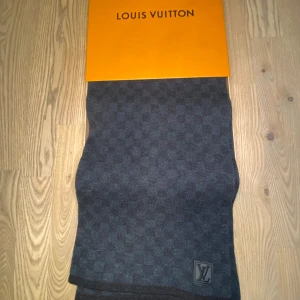 Louis Vuitton halsduk mörkblåa - Säljer min halsduk som jag köpte för ett tag sen men inte haft så mycket användning till köpte den nypris från butik för ungefär 1,5 år sen, säljs inte länge och är speciellt svårt att få tag på i mörkblåa, Tar betalning genom appen/kontant vid möte👍
