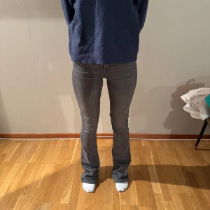 Grå bootcut jeans från ONLY XS - Snygga grå jeans från ONLY i bootcut-modell. Jeansen har klassisk femficksdesign, modellen på byxan är tall, jag är 165 och det är väldigt långa på mig och är tillverkade i mjukt bomullsmaterial med stretch. 