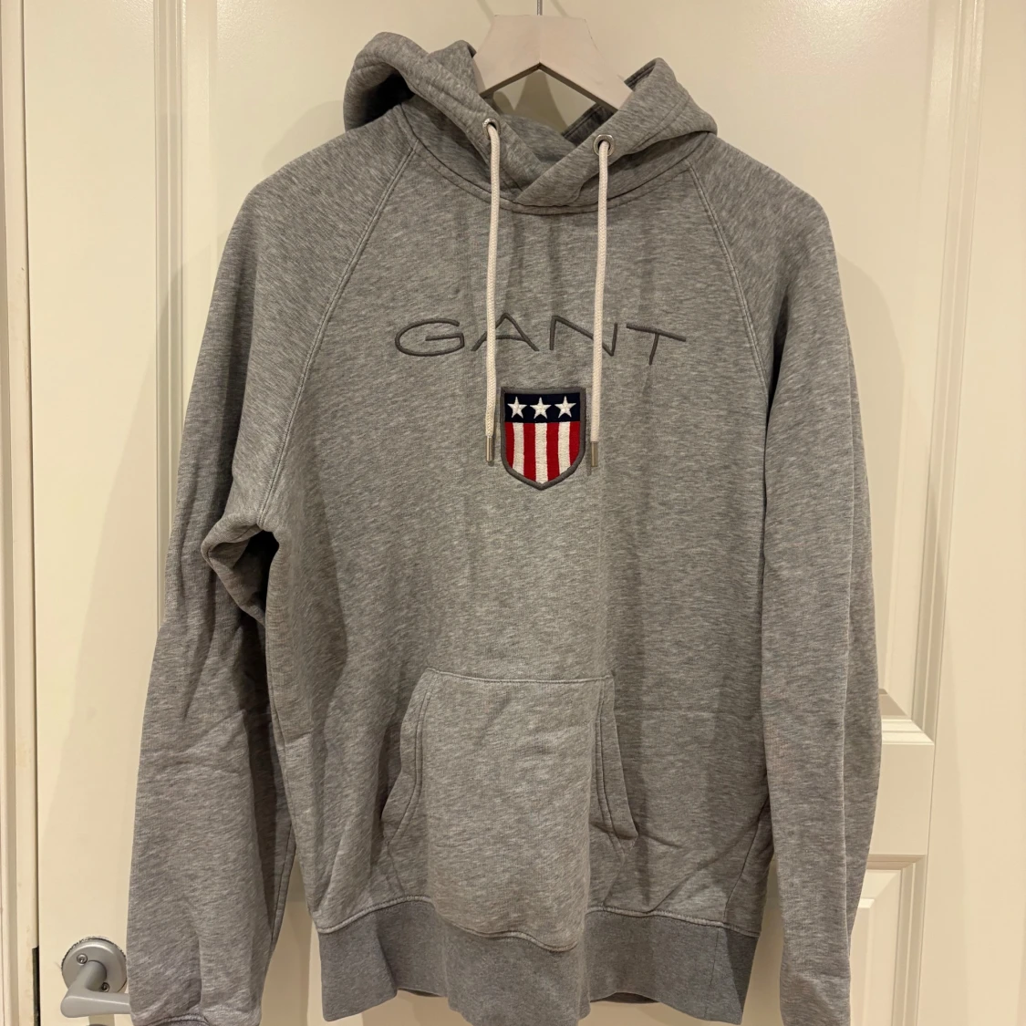 Grå hoodie från GANT med brodyr