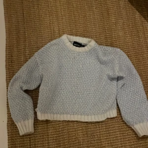 Ljusblå stickad tröja från Pieces - Supermysig ljusblå stickad tröja från Pieces i ett superfint skick! 💓Köpte den för 550 kr förra året. Strl S