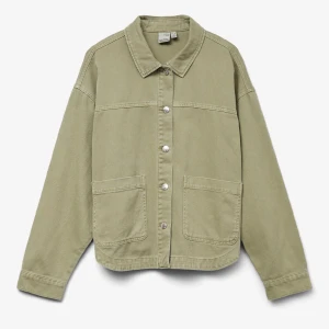Grön overshirt med fickor - Stilren ljusgrön overshirt i bomull med raka linjer, stora framfickor och knappar framtill. Perfekt lager-på-lager-plagg med avslappnad passform och klassisk krage. Enkel att matcha till både jeans och kjol.