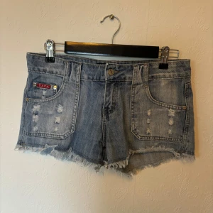 Coola jeansshorts - Jeansshorts med coolt mönster fram och bak på fickorna. Lite fransiga längst ner. De är lågmidjade och skulle säga att det är storlek s. Midja: 40cm mätt platt   Skriv om du har några frågor🩷