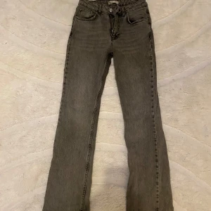 Gråa bootcut jeans från ginatricot - Mid waist grå bootcut jeans. Skitsnygga. Skriv om mer info/bilder behövs❤️