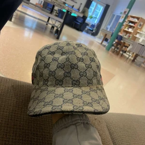 Gucci keps storlek M - Säljer en Gucci keps då jag inte andvänder den längre storlek M 