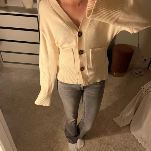Beige kofta med stora knappar - Säljer en beige kofta med v-ringning och stora bruna knappar framtill från Gina tricot som är perfekt nu till vintern. Tröjan är knappt använd! 