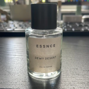 ESSNCE Dewy Desert Eau de Parfum - Fräsch parfym från ESSNCE med namnet Dewy Desert.    Halvfull 50 ml flaska