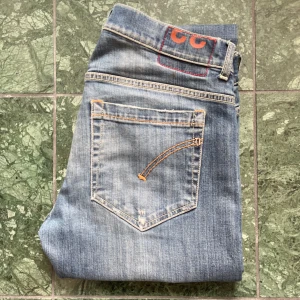 Dondup George skinny fit - Sköna jeans. Modellen är 180,75 kg. Passar honom bra fast lite små. Mått: A : 42 B: 104. kom med frågor! Inga större defekter. Storlek W33