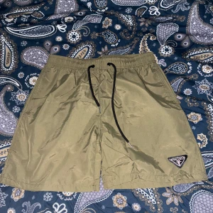 Prada shorts - Hej säljer mina bad shorts helt nya