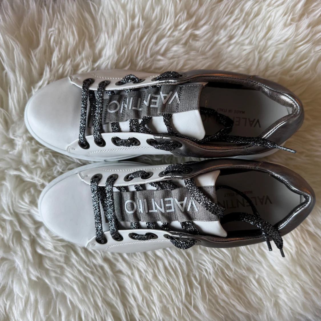 Valentino sneakers i vitt och silver