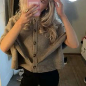 Stickad poncho - Säljer denna jätte fina poncho som jag köpte utomlands. Kommer tyvärr inte till användning då den är för kort på mig. Passar xxs-s. Aldrig använd(fösta bilden är lånad)💕