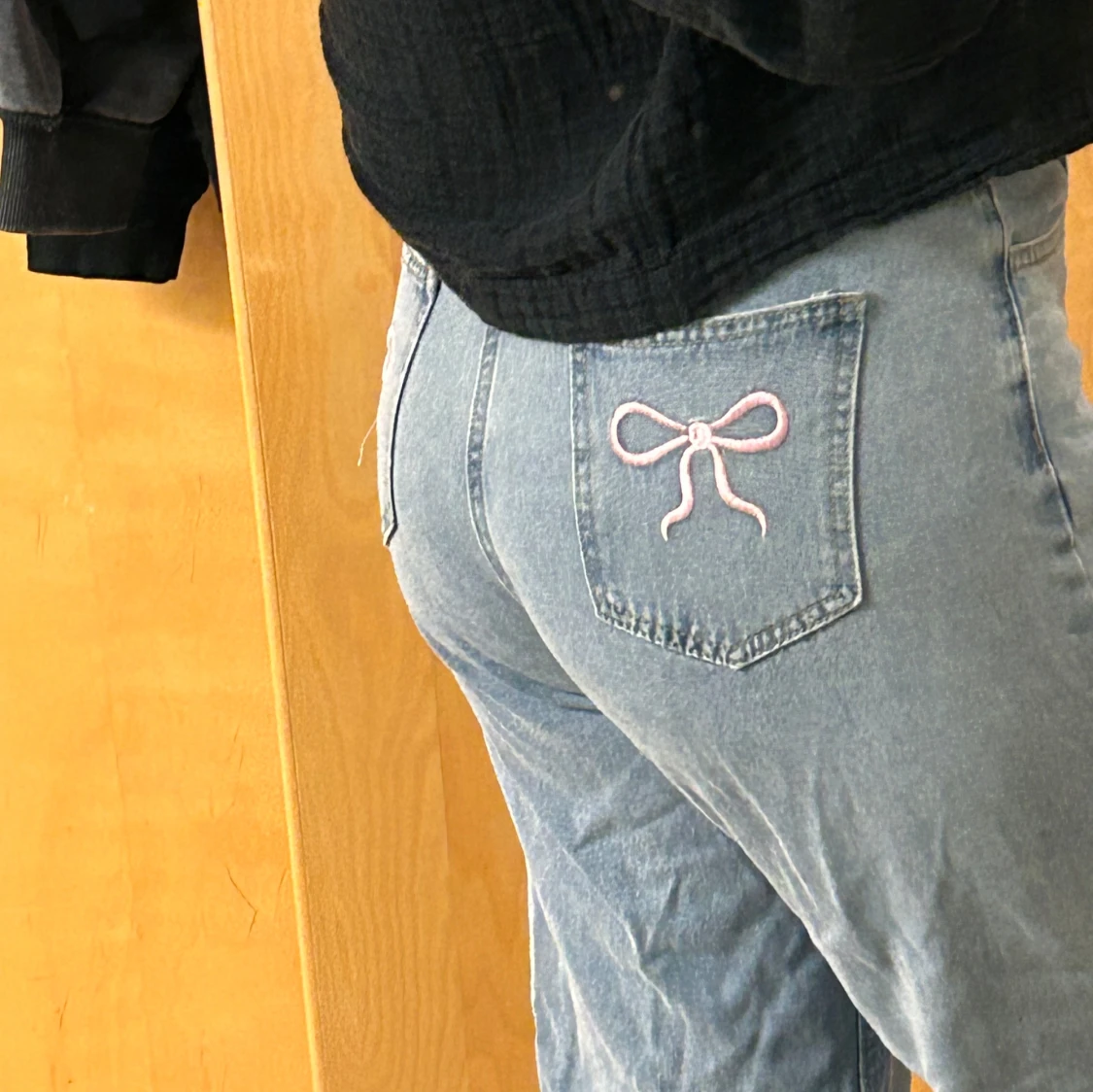 Blå jeans med rosa rosetter - 1