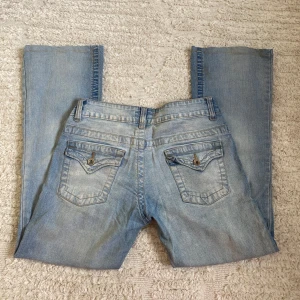 Lågmidjde  jeans från Miss Sixty - Säljer dess lågmiajade och utsvängda jeans! Slitna nertill i benen därav priset🩷midjemått(höftmått) rakt över: 39 cm! Innerbenslängd: 74 cm