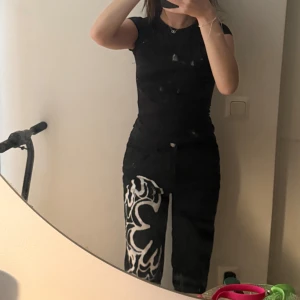 Svarta jeans med detalj  - Säljer dessa då de inte riktigt är min stil, behöver strykas lite vilket kan göras innan jag skickar iväg💓