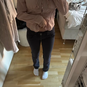 Mörkgrå raka byxor med låg midja - Säljer ett par mörkgrå byxor med låg midja och raka ben. Använt ett fåtal gånger 