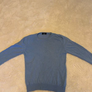 Ljusblå kashmirtröja från Cashmere Roma 🙌🙌 - Superskön ljusblå tröja i 100% kashmir från Cashmere Roma. Klassisk rund halsringning och långärmad modell med ribbade muddar. Perfekt för dig som gillar stilren och mjuk känsla. Made in Italy. Ny pris 1200 🔥🔥🙌🙌