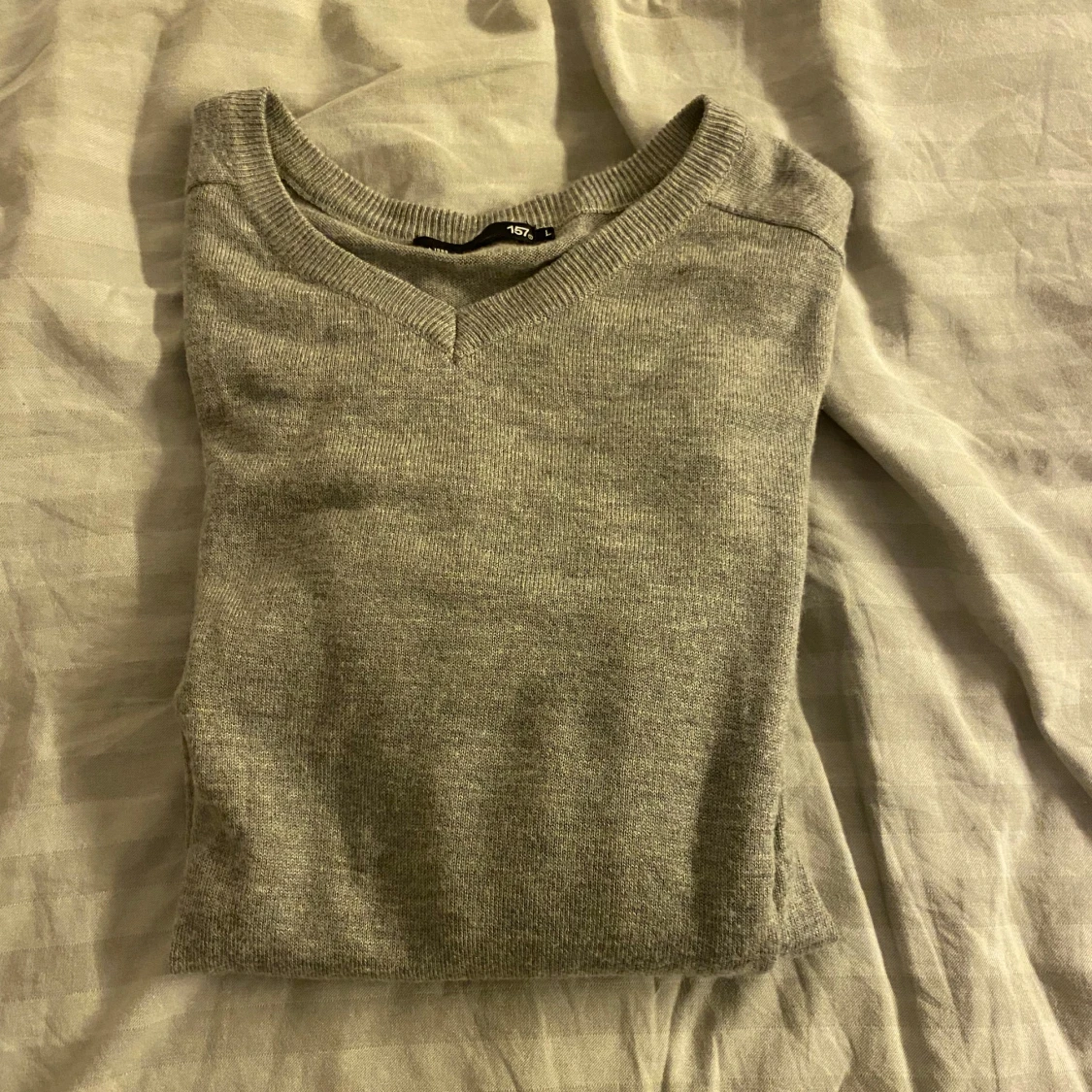 Grå v-ringad tröja från 157 - 3