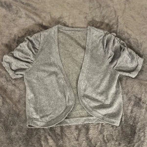 grå bolero  - köptes av en tjej här på plick, hon har köippt bort lapparna så vet ej vart den är ifrån. köptes för 400kr. inga defekter🩷