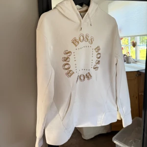 Vit hoodie från Hugo Boss med tryck - Endast testad. 