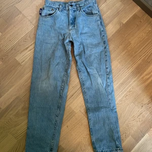 Klassiska ljusblå Lee jeans straight fit - Säljer ett par klassiska ljusblå jeans från Lee i ungefär storlek S. (de står inte i dem)