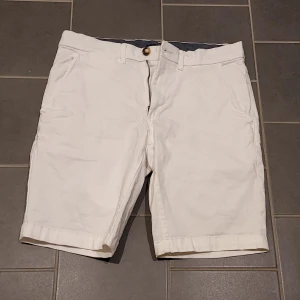 Dressman shorts stl S  - Vita shorts med framfickor, bakfickor med knapp och hällor för bälte. Perfekta för varma sommardagar och har en stilren look som funkar till många outfits. Inga fläckar.