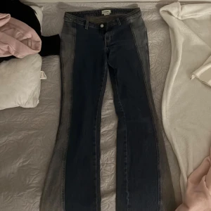 Weekday tvåfärgade bootcut jeans - Säljer ett par unika bootcut jeans från Weekday ❤️❤️