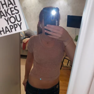 Rosa croppad topp från Bik Bok - Säljer en ljusrosa croppad topp från Bik Bok. T-shirten har korta ärmar, rund halsringning och är gjord i ett mjukt, lite glansigt syntetmaterial. Perfekt till jeans eller kjol för en chill och snygg look.