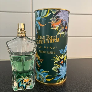 Jean Paul Gaultier Le Beau Paradise 75ml - Säljer en flaska Jean Paul Gaultier Le Beau “Paradise Garden” Eau de Toilette. Flaskan är på 75 ml, med ungefär 40–45 ml kvar (se bild). Originalförpackning medföljer.  Doften är fräsch, tropisk och grön – perfekt till våren och sommaren.