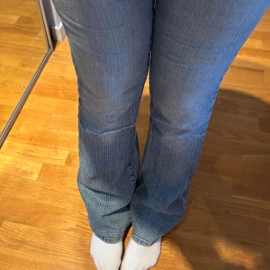 Lågmidjade vintage jeans - Lågmidjade vintage jeans som min mamma hade när hon var yngre. E.D.I är märket och storleken är s. Har lite snygga detaljer på rumpan och benet och var mina favorit jeans i några år men tyvärr lite för små på mig nu. Långa och snygga. Har tyvärr några skavanker :( se bild 4. Något litet hål. Även ett hål på ena knät som ska vara där