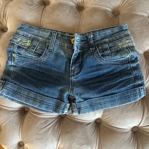  lågmidjade jeansshorts - Snygga blå jeansshorts från Cardini med klassiska fickor bak och fram, guldfärgade nitar och uppvikta benslut. Perfekta med nån enkel överdel då shortsen är lite extra😍🤗går även att vika ner om man vill ha dem extra lågmidjade.❤️