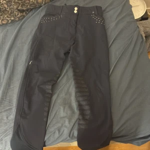Svarta ridbyxor med silikongrepp CRW - svarta ridbyxor från CRW i storlek 36. Använt 2 gånger! Och bra skick! Och ny pris 999, men kommer sälja för 500. 
