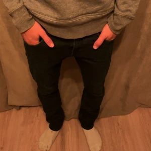 Replay Jeans - Replay Jeans Grover "mörkblåa" som är riktigt feta! Skick=8/10 Ny pris=1799 kr och mitt pris är endast 449 kr👖//Allt gott