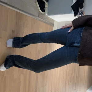 Blå bootcut jeans  - Mid waist jeans från Gina tricot. Lite slitna bak vid hälarna. St 36