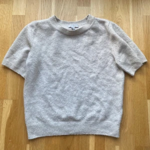 Stickad t-shirt - Stickad T-shirt från h&m
