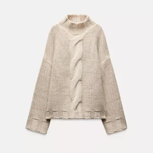 Beige stickad tröja med flätmönster Zara - Supermysig beige stickad tröja från Zara med grovt flätmönster framtill och ribbade muddar. Tröjan har en loose passform och högt krage, perfekt för kyliga dagar. Passar dig som gillar stilren och enkel design med lite extra detalj.
