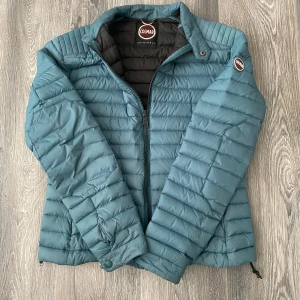 Blå dunjacka från Colmar, strl 50 - Säljer en blå dunjacka från Colmar i storlek 50. Jackan är quiltad, Lätt och smidig modell med svart foder, perfekt för kyliga dagar. Snygg och stilren design som funkar till det mesta.
