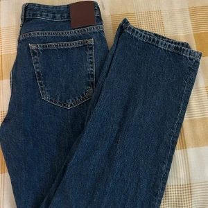Raka jeans - Mörkblå lågmidjade raka jeans från BikBok som aldrig har använts, de är supefina till hösten! Passar mig som brukar ha storlek 32-34 på jeans!