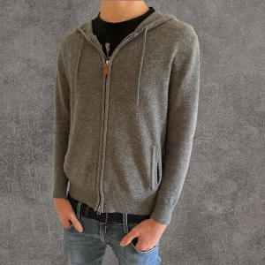 Kashmir Hoodie från Sayless - Denna tröja är i strl xs men den är ganska stor i storleken, den sitter mer som S. Mysig grå Kashmir hoodie från Sayless i mjuk ullmix. Tröjan har dragkedja framtill, huva med snörning och två fickor. Perfekt för kyliga dagar och har en clean, stilren look som funkar till jeans eller joggers.