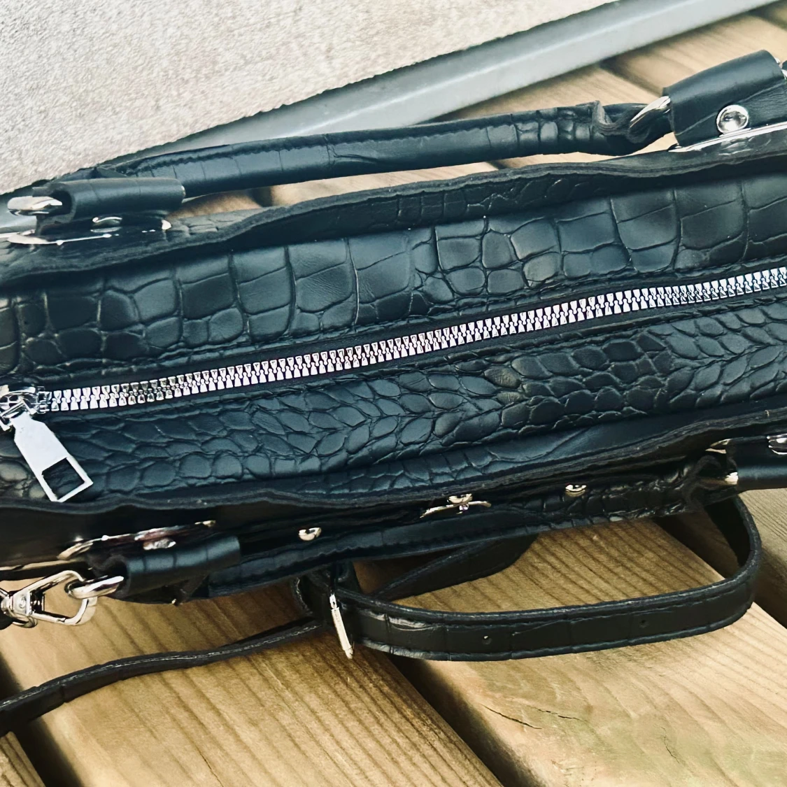 Svart gothic/alternative handväska i krokodilmönster! - 3