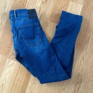 Replay Grover jeans - Säljer ett par blå Replay Grover Hyperflex jeans. Är i storlek 31,32. Köpte det för 1800 och säljer dem nu för att det tyvärr blivit för små. Är i bra skicka 8/10