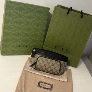 Gucci Midjeväska i Beige säljes! - Sprillans ny äkta, använd endast ett fåtal gånger. Väldigt fint skick, som ny. Alla tags, box och dustbag medföljer. Köpt utomlands. Eftertraktad modell som inte längre säljs hos Gucci. Passa på! Pris kan diskuteras.