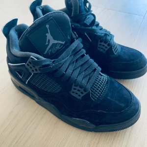 Jordan 4s Blackcats - Finns små skavanker men annars mycket fina. Fråga för fler bilder