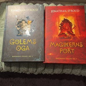 Golems öga & Magikerns port (Bartimaeus trilogi del 2 & 3) - Två böcker ur Bartimaeus-trilogin med magi, äventyr och humor! Perfekt för dig som gillar spännande fantasy och vill följa unga trollkarlar och djinner i ett magiskt London. Snygga omslag och fartfyllda berättelser som fångar dig direkt.