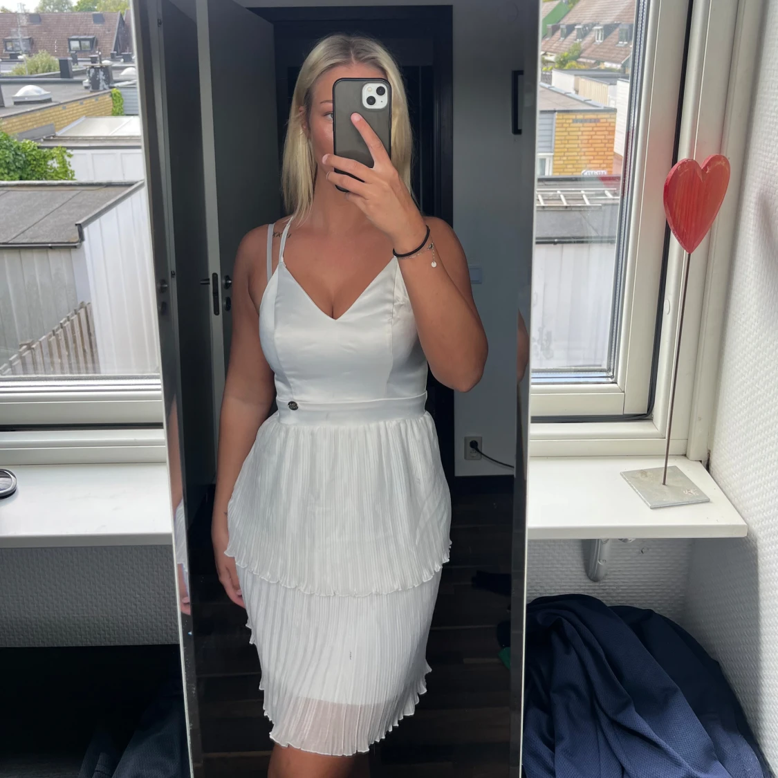 Vit plisserad kortklänning med smala band