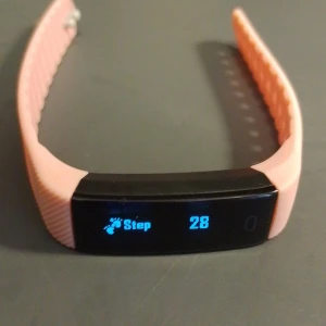 Rosa aktivitetsklocka med stegräknare - Säljer en stilren aktivitetsklocka med svart display och rosa armband. Klockan har digital stegräknare och justerbart silikonband med flera hål för perfekt passform. Perfekt för dig som vill hålla koll på dina steg och rörelse under dagen.