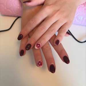 Vinröda gelnaglar med blomdesign -  Handgjorda vinröda lösnaglar med blomma, gör allt efter beställning så tar runt en dag att skicka❤️