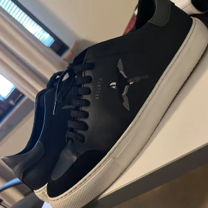 Arigatos clean 90  - Ett par arigatos clean 90s i storlek 42, använt denna sommar några fåtal gånger, väldigt clean o nice look, kan bytas imot något annat men säljes helst ✌🏼